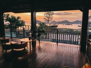 纳闽巴霍Cool Breeze Authentic Hotel Labuan Bajo Komodo的客房设有一个享有水景的阳台。