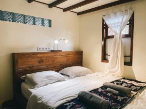 纳闽巴霍Cool Breeze Authentic Hotel Labuan Bajo Komodo的一间卧室设有一张床和一个窗口