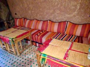 TamatertRoom in Lodge - Authentic and pittoresque room for 3 people in Tamatert, Morocco num1的客厅配有沙发和桌子