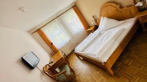 巴特尚道尔布格里赫特酒店的卧室享有上方的景致,配有1张床和1扇窗户。