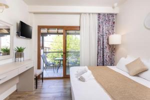佩科霍里Hotel Magdalena的酒店客房设有一张床和一个阳台。