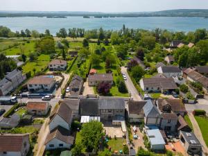 PosesMaison 6 personnes avec jardin et véranda " Les chicoufs "的享有湖景别墅的空中景致