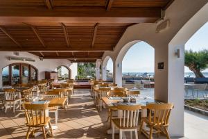 赫索尼索斯Creta Maris Resort的庭院内的餐厅,配有桌椅