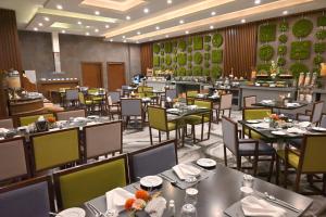 Q Suites Jeddah by EWA - Managed by HMH餐厅或其他用餐的地方