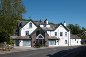 安布尔塞德Windermere Rooms at The Wateredge Inn的街道边的白色大建筑