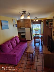 托尔拉卡萨鲁阿塔度假屋的客厅配有紫色沙发和桌子