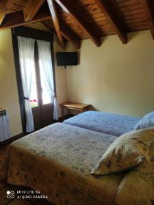 托尔拉卡萨鲁阿塔度假屋的一间卧室设有一张床和一个窗口