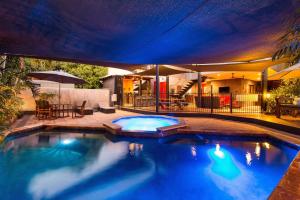 布鲁姆Asrama Broome的一座带房子的庭院内的大型游泳池