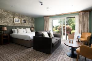 安布尔塞德Wateredge Inn- The Inn Collection Group的酒店客房,配有床和沙发