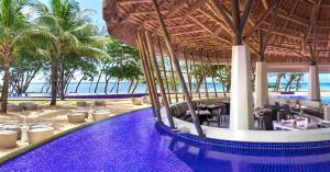 贝隆布尔SO/ Sofitel Mauritius的一个带游泳池和海滩的度假胜地