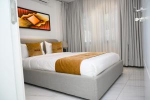 基加利White Stone Apartments Nyarutarama的一间卧室,卧室内配有一张大床