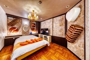 YawataSWEETS HOTEL KYOTO -Adult Only的一间卧室,配有一张带甜甜圈的床