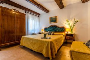 威尼斯爱丽儿希尔瓦酒店的一间卧室配有一张床和一张沙发