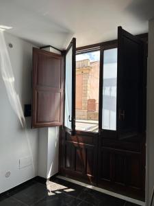 锡拉库扎Ortigia Loft Via Malta, 22的一个空房间,有门和窗户