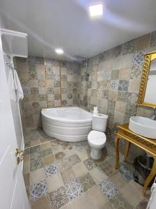 舒门Otantik Shumen的带浴缸、卫生间和盥洗盆的浴室