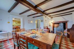 ArannoCasa Dell'Antonio - Happy Rentals的一间带木桌和椅子的用餐室