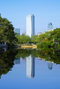 惠州惠州富力万丽酒店的城市背景的河流景观