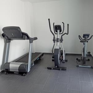 奇克拉纳－德拉弗龙特拉康普乐约阿苏尔公寓的健身房,室内有3辆健身自行车