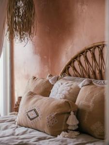 乌姆德洛蒂Umdloti Boho Beach Villa的卧室内的一张带枕头的床