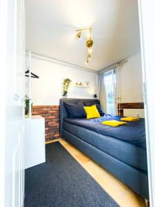 汉堡Spacious Apartment in urban location的一间卧室配有蓝色的床和黄色枕头