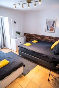 汉堡Spacious Apartment in urban location的一间卧室,配有两张床