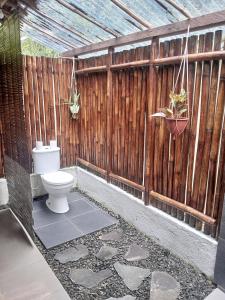 巴图卡拉RNV Eco Resort Bungalows的一间带卫生间和木栅栏的浴室
