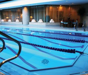 芝加哥丽思卡尔顿酒店，芝加哥的一个带桌子的大型游泳池