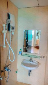 芽庄An's Oceanus的一间带水槽和镜子的浴室
