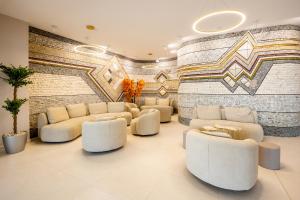 巴尔奇克Royal Bay Resort - All Inclusive and Free beach accsess的客厅配有白色家具和砖墙