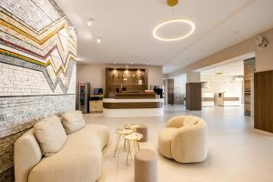 巴尔奇克Royal Bay Resort - All Inclusive and Free beach accsess的客厅配有两把椅子和壁炉