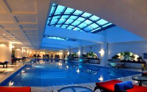 贵阳贵阳喜来登贵航酒店的一座拥有玻璃天花板的酒店的大型游泳池