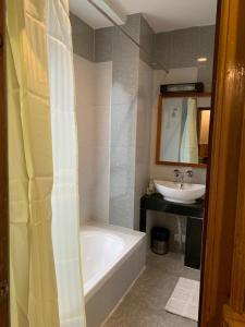廷布卡木肃穆旅馆的带浴缸和盥洗盆的浴室