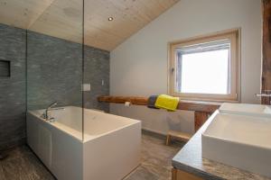 雷金根Stadel Jäger的带浴缸和盥洗盆的浴室