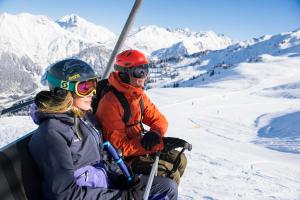 瓦尔德阿尔贝格Haus Anita的雪 ⁇ 山滑雪缆车上的两个人