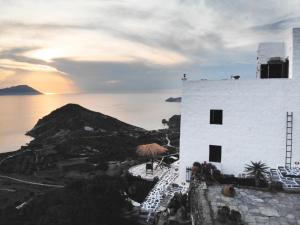普拉卡米洛斯Castrum Traditional Sunset Suites的白色的海景建筑