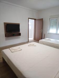盖夫盖利亚Vila Snezana的酒店客房设有两张床和一台平面电视。