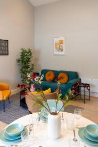 伦敦Stunning New 2 Bed Flat - 6 August House的客厅配有桌子和沙发