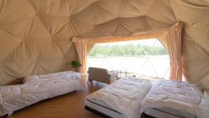 Seraglampark Serakoyu Land的带帐篷的客房内的两张床