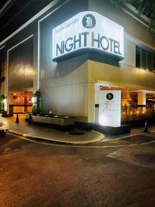 曼谷Night Hotel Bangkok - Sukhumvit 15的晚上酒店晚上的拍摄