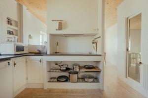 Breathtaking View - 4-BR Home - Scenic Village的厨房配有白色橱柜和台面