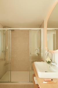 巴黎OKKO Hotels Paris Rosa Parks的带淋浴和盥洗盆的浴室