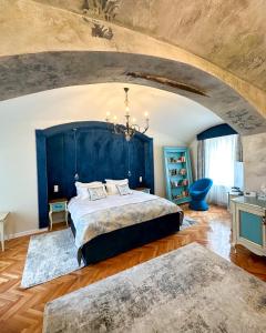 锡比乌MAGISTER seven的一间卧室配有一张大床和蓝色床头板
