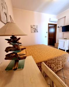 利帕里博尔戈伊欧利酒店的一间设有床和一张桌子的房间,配有圣诞树