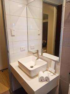 卡尔巴约INNCITY HOTEL的一间带水槽和镜子的浴室