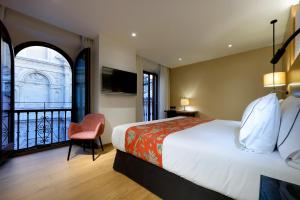 格拉纳达Áurea Catedral by Eurostars Hotel Company的酒店客房设有一张床和一个阳台。