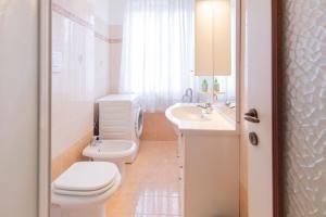 费拉约港Da Tina的白色的浴室设有卫生间和水槽。