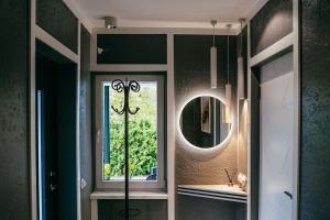 卢扎Villa Fortuna的浴室设有镜子、水槽和窗户