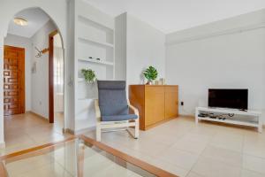 多列毛利诺斯Imperial Puerto 2 3F By IVI Real Estate的客厅配有椅子和电视