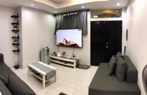 巴科洛德CCJ Villa的带沙发和平面电视的客厅
