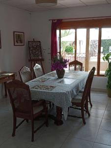 卡塔赫纳Tara Casa Rural的餐桌、椅子和花瓶